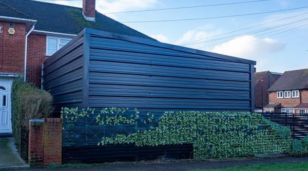 Un român din Anglia și-a ridicat ilegal un garaj uriaș în fața casei. Refuză să-l demoleze, deși vecinii spun că le-a distrus viețile