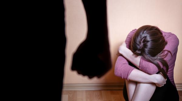 După 25 de ani de bătăi, o româncă din Italia a găsit curajul să-și reclame soțul: "Am crezut că e normal. Și mama a trăit la fel"