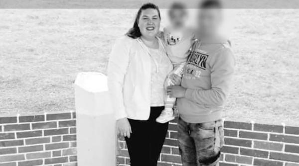 O mamă din Iași a murit sub privirile fiicei de 7 ani. Fetița a vegheat-o toată noaptea. Tatăl aflat în Germania a dat alarma