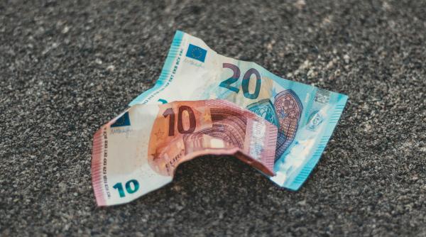 Ploaie de bancnote pe o șosea din Italia: șoferii au oprit mașinile și au început să le adune. Trafic blocat în Salento