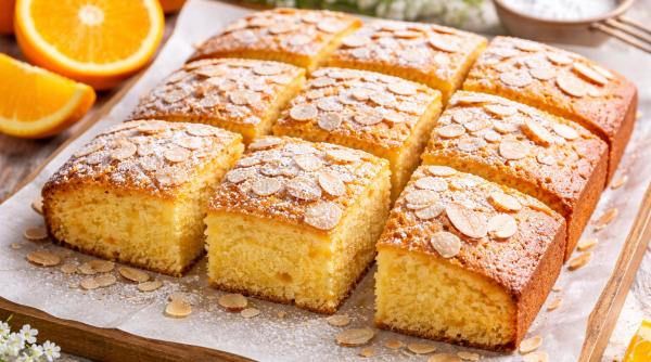 Prăjitură pufoasă cu portocală și migdale - rețeta simplă care umple casa de aromă