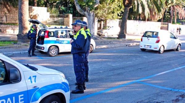 Trei spărgători români, cu insigna Poliției Române, arestați în Italia. Au fugit cu BMW-ul de poliție, dar au fost prinși 