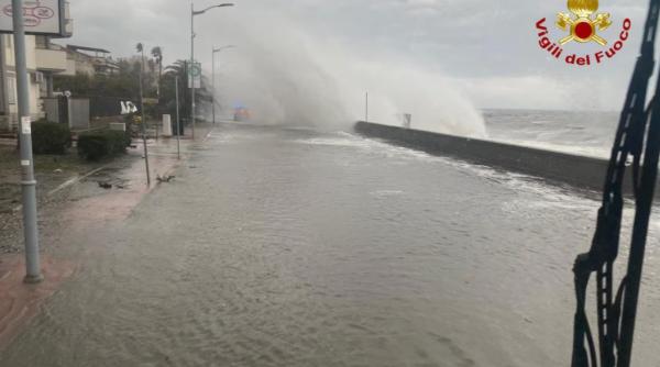 Cod portocaliu: Furtuni puternice și inundații în Calabria și Sicilia. Școlile rămân închise în zeci de localități