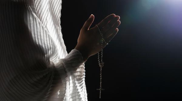 O româncă din Italia s-a dat călugăriță și a păcălit o italiancă în doliu să-i dea mii de euro