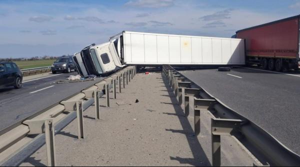 TIR răsturnat pe A3. Traficul este restricționat pe ambele sensuri