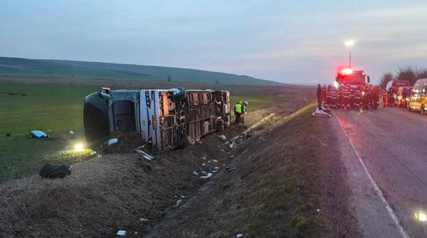 Accident cumplit la Galați. Un autocar Chişinău - Bucureşti s-a răsturnat: Un mort şi 14 răniți