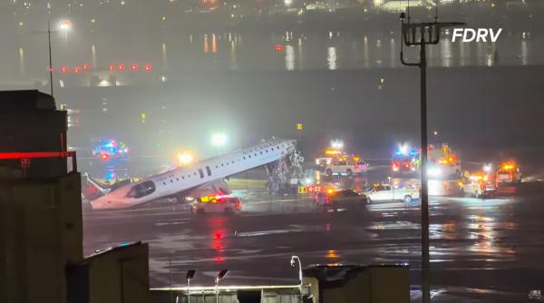 Un avion s-a ciocnit de o mașină de pompieri pe aeroportul LaGuardia. Doi morți și mai mulți răniți 