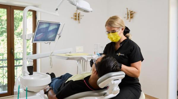 Turismul dentar în România - tratamente stomatologice de calitate și tehnologie de ultimă generație la prețuri avantajoase