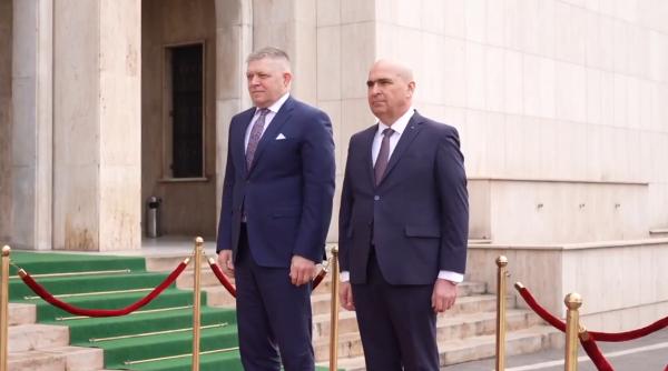 Premierul Robert Fico, primit de Bolojan cu onoruri militare la Palatul Victoria
