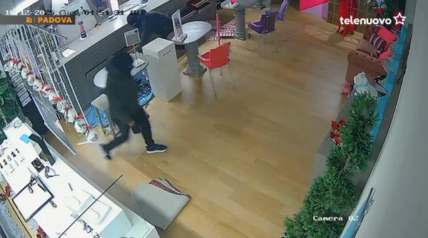 Bandă de spărgători români, arestată în Italia. Ținteau numai magazine de lux