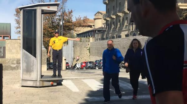 O româncă de 50 de ani din Italia a bătut un bărbat care voia să parcheze pe locul ocupat fizic de ea