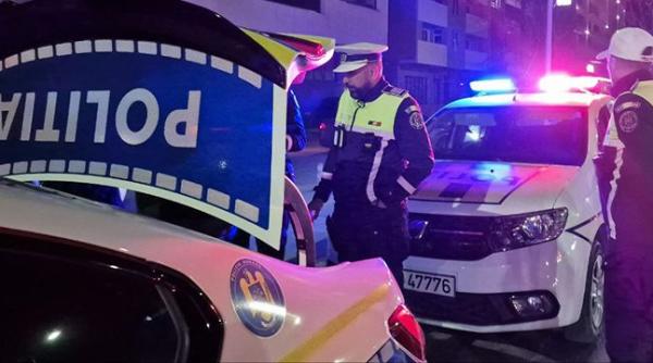 Un copil de 13 ani din Dâmbovița a fugit de polițiști cu mașina și a nimerit cu ea în gardul unei case 