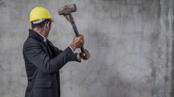 Un francez și-a demolat casa, pentru a scăpa de românii care ocupau ilegal clădirea