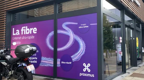 Doi români au jefuit un magazin de telefoane din Belgia, apoi și-au tăiat brățările electronice și au fugit