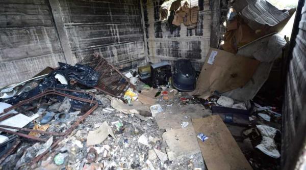 Bebeluș de 15 zile, găsit într-un apartament din Roma printre droguri, gunoaie și mizerie. Un român a fost arestat