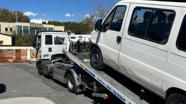 Familie de români din Italia, amendată cu 10.000 de euro. Aruncau gunoaie pe stradă și erau branșați ilegal la curent și apă