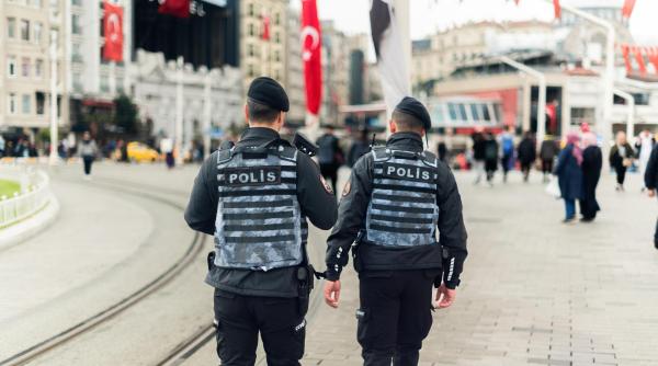 Atac la o școală din Turcia, soldat cu nouă morți. Adolescentul a adus un omagiu unui atacator din SUA