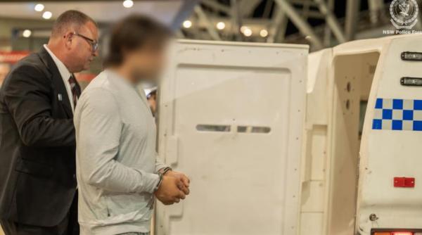 Doi români arestați în Australia. Păcăleau bătrâni și le scoteau banii de pe carduri