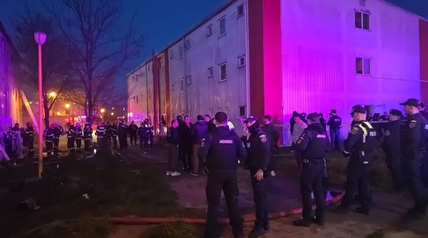 Pompierilor sosiți în cartierul lui Mazăre din Constanța li s-a smuls furtunul de locatarii care au vrut să-și stingă singuri incendiul