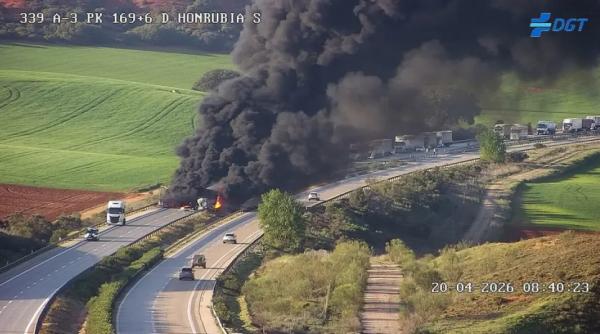 Două camioane s-au ciocnit și au luat foc pe o autostradă din Spania. Două persoane rănite