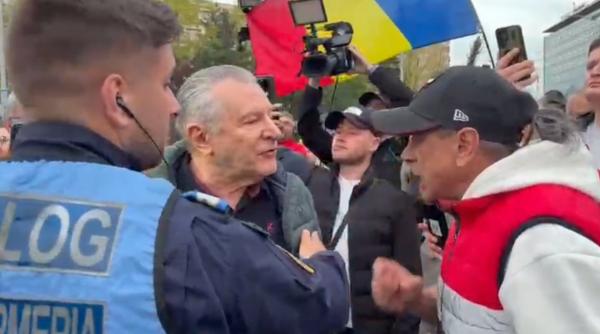 Incident la manifestaţia pro-Bolojan din Piaţa Victoriei. Radu Berceanu, scos de jandarmi din mulțime