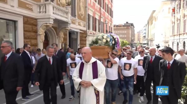 Mii de oameni la înmormântarea lui Giacomo Bongiorni. Mesajul episcopului pentru fiul care a încercat să-l ridice din stradă