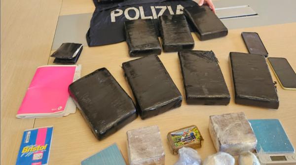 Româncă prinsă în Italia cu 10 kg de cocaină în mașină. Autoritățile i-au luat copiii și i-au plasat în grija bunicilor
