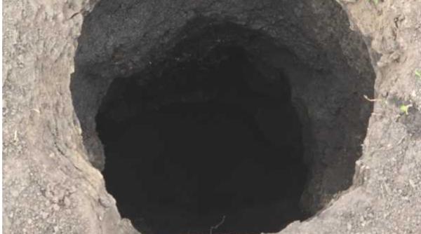 Groapă misterioasă în comuna Dochia. E adâncă de 10 metri și din interior se degajă clor - FOTO