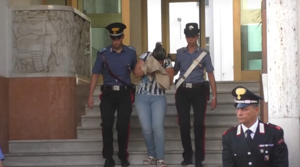 Româncă de 29 de ani din Italia, arestată, după ce și-a amenințat familia cu moartea. Rudele s-au baricadat în dormitor