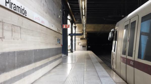 Trei români care jefuiau o bătrână în metroul din Roma au bătut cu bestialitate un italian care a avertizat-o pe femeie