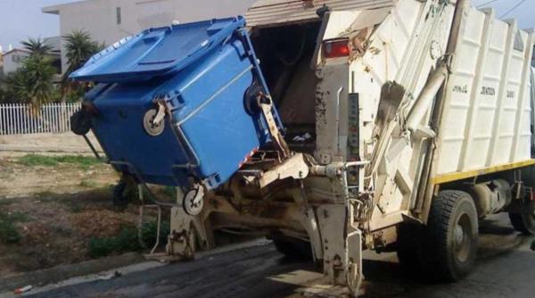 Un român care dormea într-un tomberon din Salonic a fost luat pe sus de mașina care compacta gunoiul