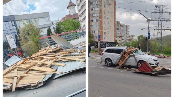 Fenomene meteo extreme în România: un om a murit după ce acoperișul blocului a căzut peste el