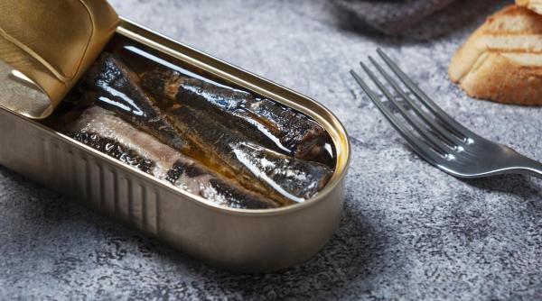 Studiu: ce boală previne consumul a două conserve de pește pe săptămână