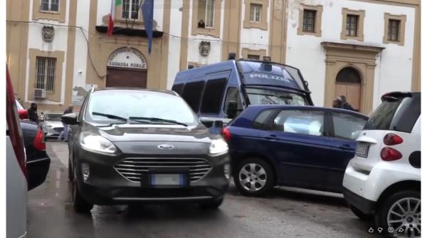 Un român din Italia, aproape de închisoare pentru că și-a blestemat colega de muncă: "Aprind lumânări la biserică pentru moartea ta" 