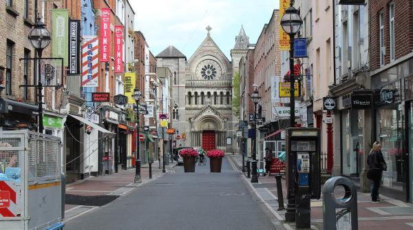 Pufuleți, mici și plăcintă cu dovleac. Produsele vedetă în magazinele românești din Dublin