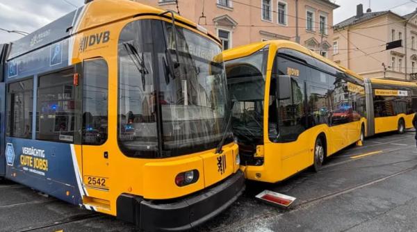 Accident între un tramvai și un autobuz în orașul german Dresda: 30 de răniți
