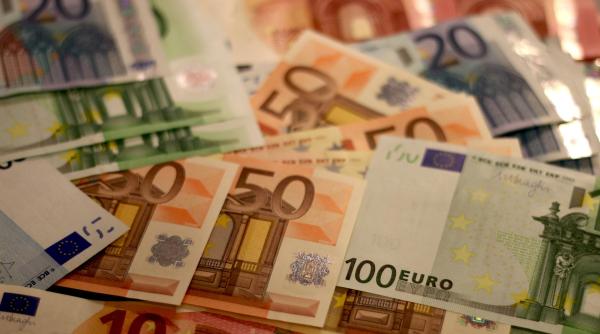 Euro a ajuns la 5,21 lei în ziua moțiunii. Cel mai mare curs din istorie