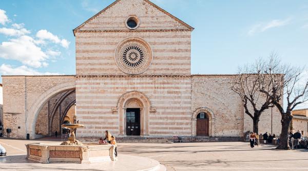Un cerșetor român se prefăcea mut și hărțuia turiștii de la Biserica Sfânta Clara din Assisi
