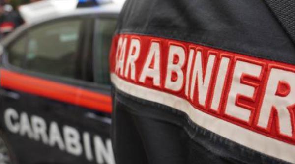Român înarmat cu un pistol a provocat panică în Italia. Doi compatrioți l-au dezarmat 