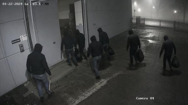 Opt români, arestați în Italia. Jefuiau în stil militar firme de lux și TIR-uri în mișcare 