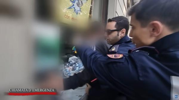 Un român din Italia a vrut să muște doi polițiști. Era deja al treilea apel la 112