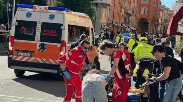 Atac în Italia, la Modena. Un șofer a intrat cu mașina în mulțime. Sunt cel puțin 10 victime 