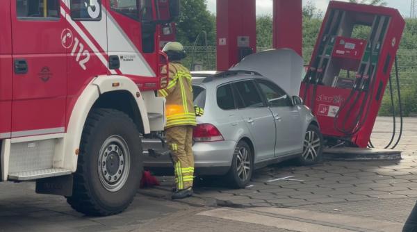 O mașină cu numere românești a distrus o pompă de carburant într-o benzinărie din Germania. Șoferul și cei doi pasageri au fugit 