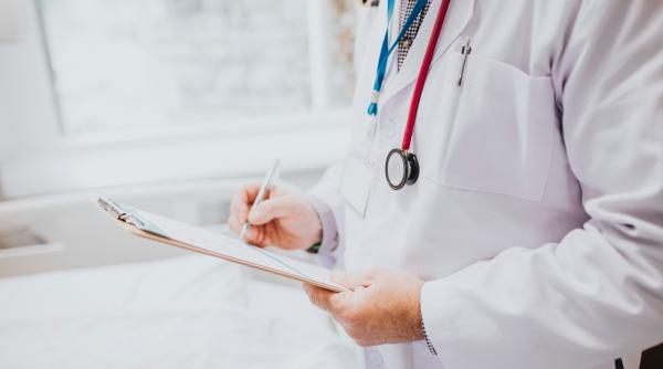 Amendă sau închisoare pentru persoanele care ameninţă medicii. Raport favorabil în Senat 