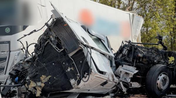 Sfârșit cumplit pentru un șofer român în Germania. A intrat în plin, fără a frâna, într-un alt camion oprit pe banda de urgență
