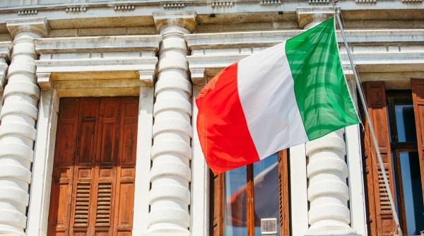 Românii din Roma trimit zeci de milioane de euro către familiile din țară. Statistica arată însă o scădere dramatică în ultimii 10 ani