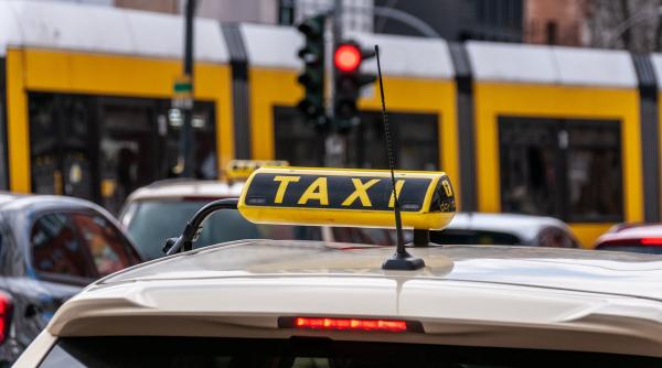 Un taximetrist din București a luat telefonul uitat al unui turist englez și a făcut cumpărături de 15 000 lei
