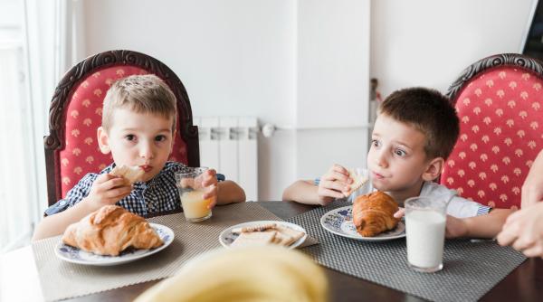 Ce mănâncă copiii la grădiniță în Franța. O româncă dezvăluie meniul care i-a surprins pe mulți părinți