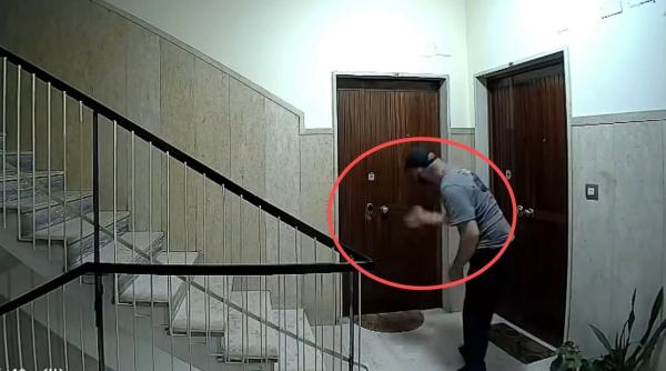 Metoda "firului lipit" a băgat spaima în proprietarii de apartamente din Italia. Poliția, sesizată