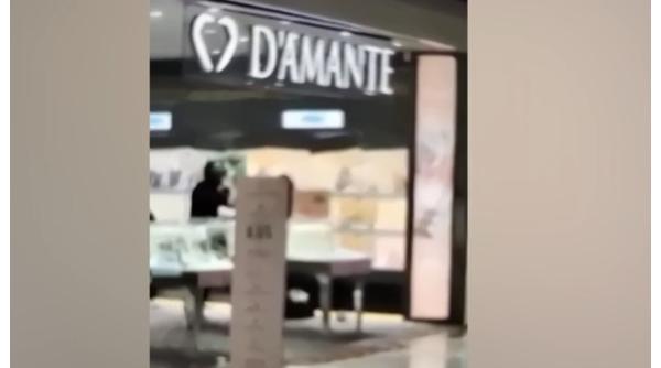 Jaf într-un centru comercial de lângă Milano, în plină zi. Trei persoane au intrat mascate și au plecat cu prada 